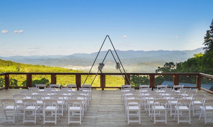Sevierville Cabina | The Grand Haven — Weddings & Mountain Views