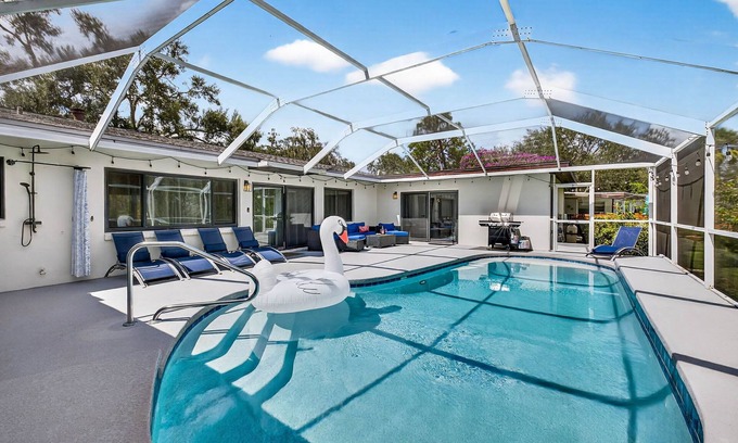 Temple Terrace Casa | The Grandview | A Luxe Family Retreat w/Pool
