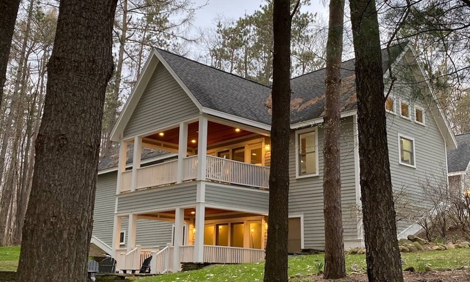 Niobe Casa | The Gray Owl - A Modern Cottage for 8 with Hot tub