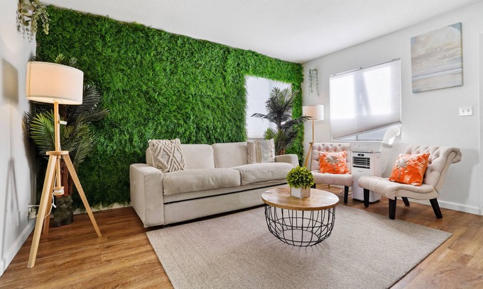 Pierpont Bay Apartamento | The Green Haven, 1 Minute Walk to Beach & Restaurants, 2 King Size Beds, Kitchen