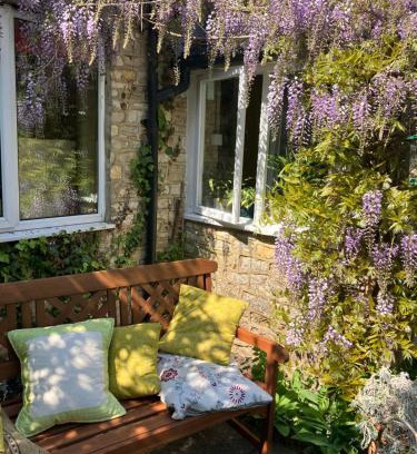 Radstock Casa | The Green Room in Kilmersdon
