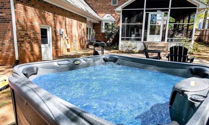 Greensboro Casa | The Greensboro Manor | 6 BDR, HotTub, FirePit, Basketball Court