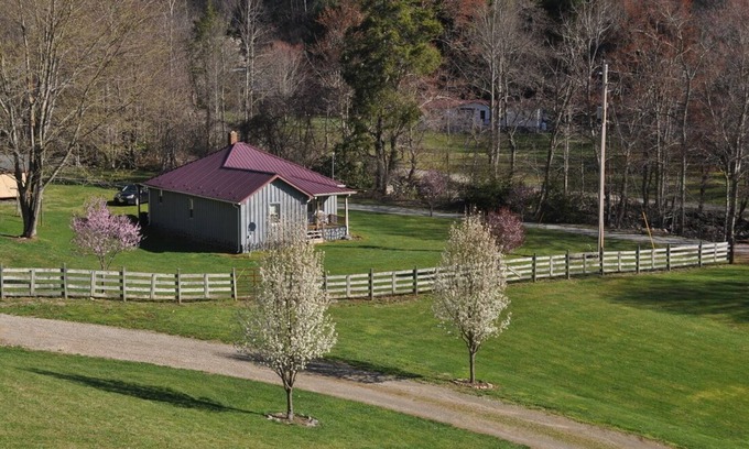 Wilson Creek Cabaña | The Grey Cabin at Highland Hideaways