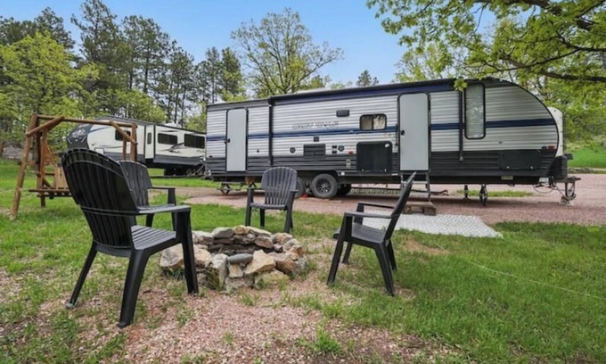 Hermosa Casa | The Grey Wolf - Camper by Mount Rushmore/Custer SP