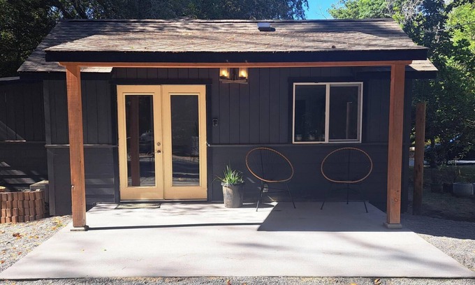 Gasquet Cabina | The Groundskeeper's Cabin: A peaceful retreat with all the amenities of home.