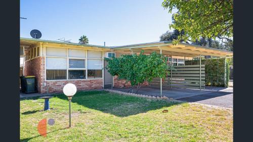 Oaklands Park Apartamento | The Grove Getaway 2 min walk to train and shops