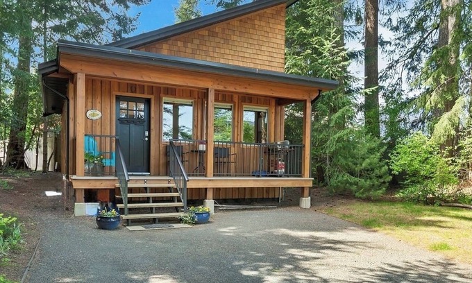 Campbell River Casa | The Grove Guest House~nNestled in a private and natural treed setting