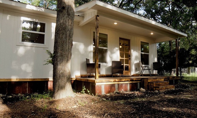 Pecan Acres Cabaña | THE GUEST HOUSE AT EAGLE MOUNTAIN LAKE
