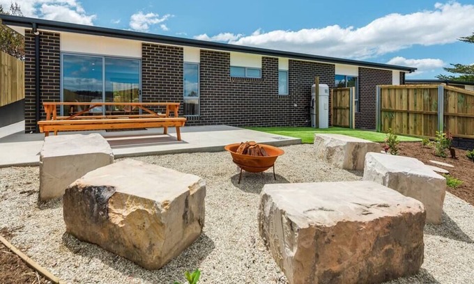 Blackmans Bay Villa | The Hacienda Modern 3 bedroom 15min to CBD