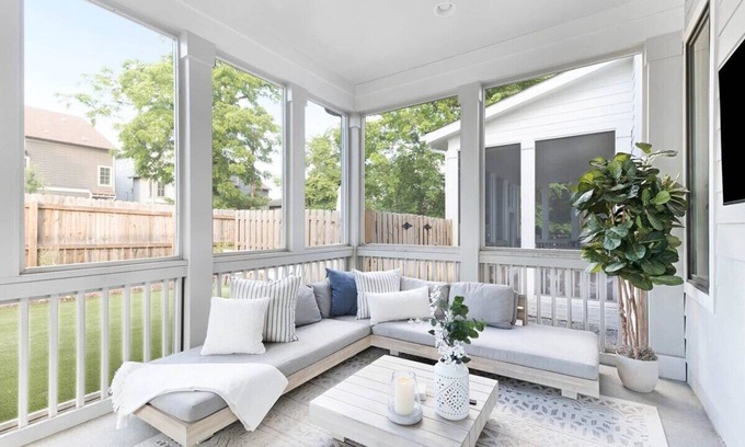 Hope Gardens Casa | The Hadley House - Cozy Porch + Fenced in Backyard