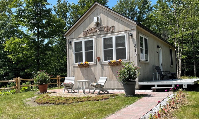 Charleston Cabina | The Hamblett at Hinton Hill