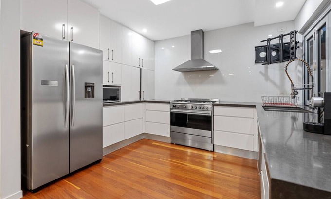 Bulimba Casa | The Hampton Retreat - 6BR 16 Guest Pet Friendly House