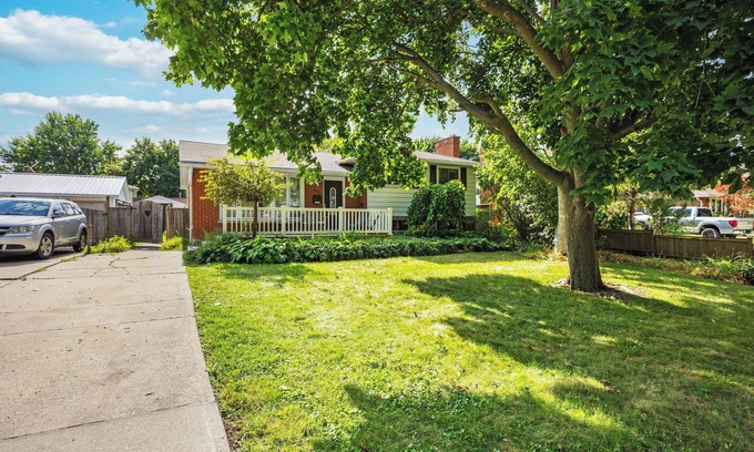 Sarnia Casa | The Hanna Home- Inground Pool