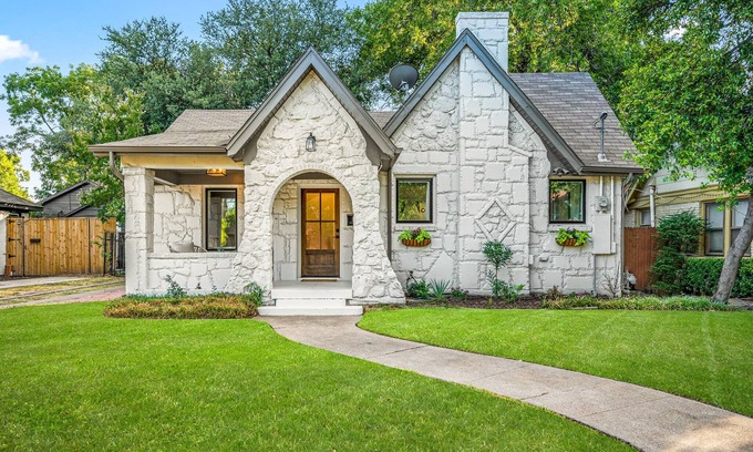 Dallas Casa | The Hansel-Modern 4 Bed, 3 Bath Bungalow, Hot Tub