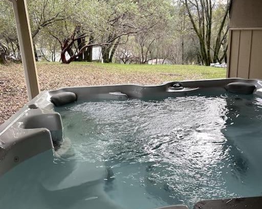 Oakhurst Casa | The Happy Cabin w/hot tub