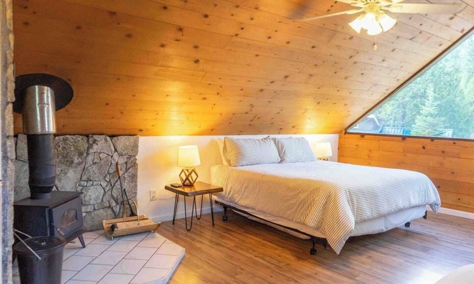 West Village Apartamento | The Hawk’s Nest is the perfect location for a romantic getaway or a small family vacation