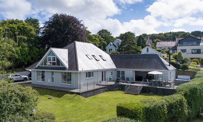 Saundersfoot Casa | The Hawthorns - Luxury Cottage, Hot Tub, Sea Views