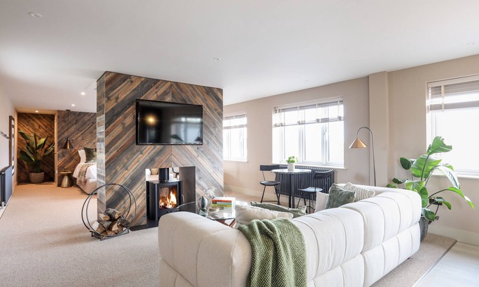 Llanfechell Cabaña | THE HAYLOFT, romantic, luxury holiday cottage in Llanfechell