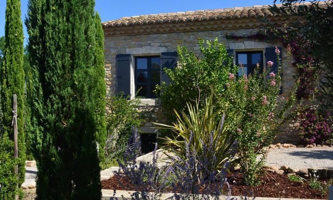 Aureille Cabaña | El corazón de la Provenza provenzal granja y huerto de olivos.