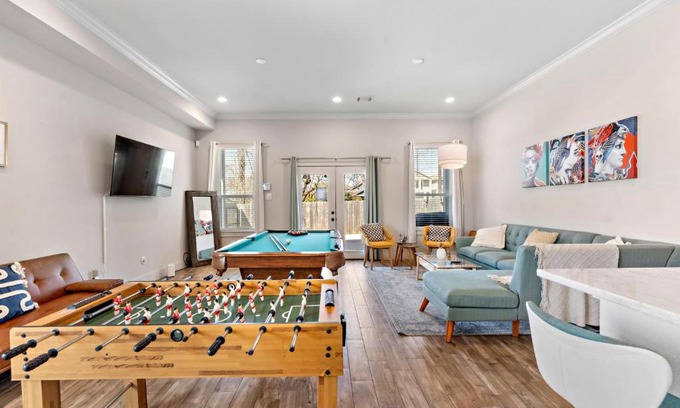 Northside Casa | The Heights Getaway with Game Room Backyard Grill Outdoor Games Netflix Wine at The Heights