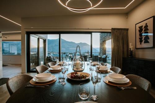 Wanaka Casa | The Heights - Sleeps 8 - Lake Views - Outdoor Fire