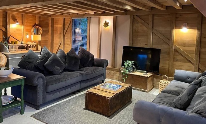 Ware Casa | The Hen House: Cosy Retreat, Scenic Countryside