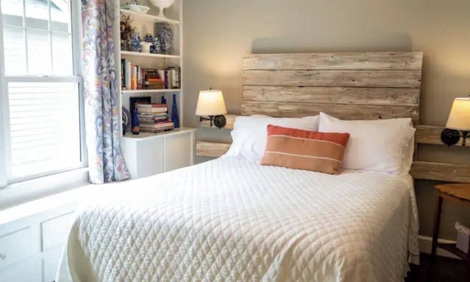 Meridian-Kessler Casa | The Hens Haven, 2 bd Broadripple Bungalow