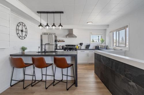 Sylvan Lake Apartamento | The Hidden Loft I 5-min Walk 2 Beach I DT I 55 TV
