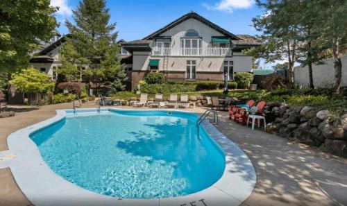 Lake Geneva Casa | The Hideaway at Hayloft Lodge - Chic & Unique Stay