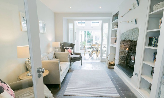 Beaumaris Cabaña | The Hideaway Beaumaris - a near a pub that sleeps 12 guests in 6 bedrooms