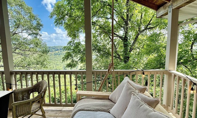 Eureka Springs Casa | The Hideaway House at The Bluebird - 3 bed/4 bath, pet friendly, hot tub!