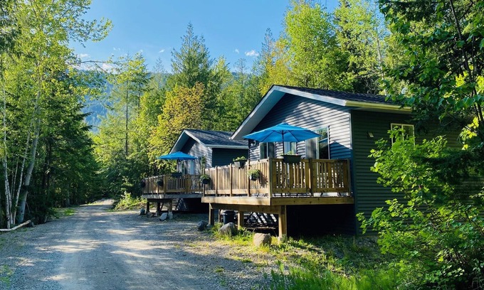 Magna bay Cabina | The Hideout | Cabins at Crowfoot Mtn - Mountain views with Hot tub