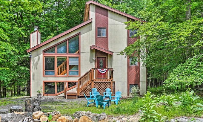 Lake Ariel Casa | The Hideout Cottage with Access to Lakes and Ski Slope