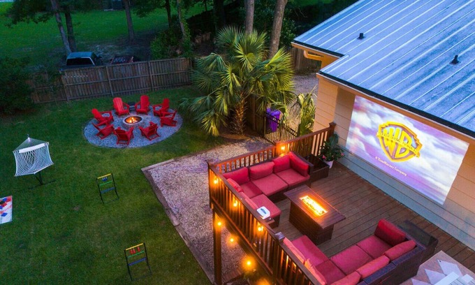 West Ashley Casa | The Hideout | Fire Pit, Movie Deck & Fun Games