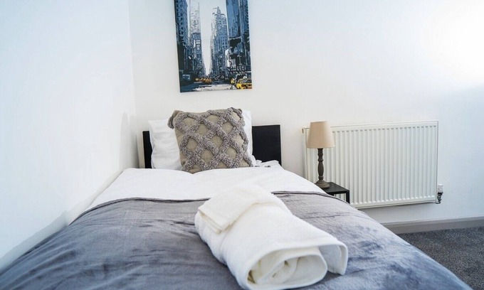 Northampton Casa | The Highfield Villa, Northampton Centre, Sleeps 10
