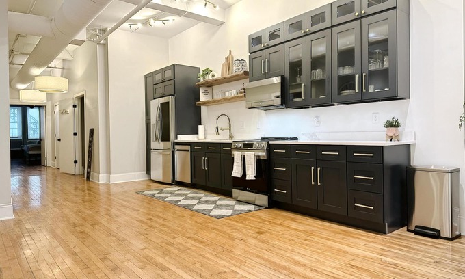 Downtown Cincinnati Casa | The Historic Lyric Presidential Suite