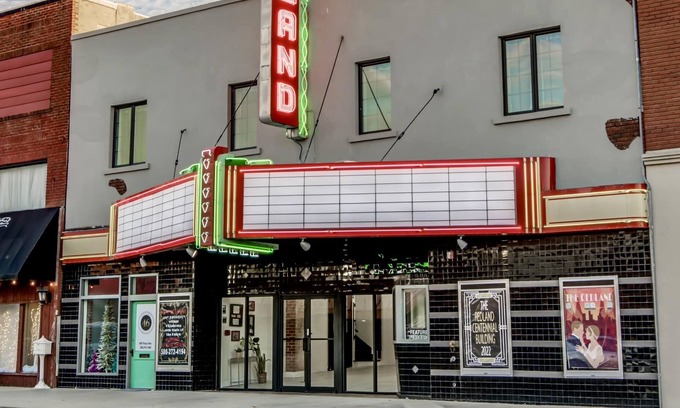 Clinton Cama Y Desayuno | The Historical Redland Theater will take you back to the 1920's!