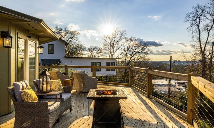 Forest Park Casa | The Hobbit House - City Views/Deck & Patio/Firepit
