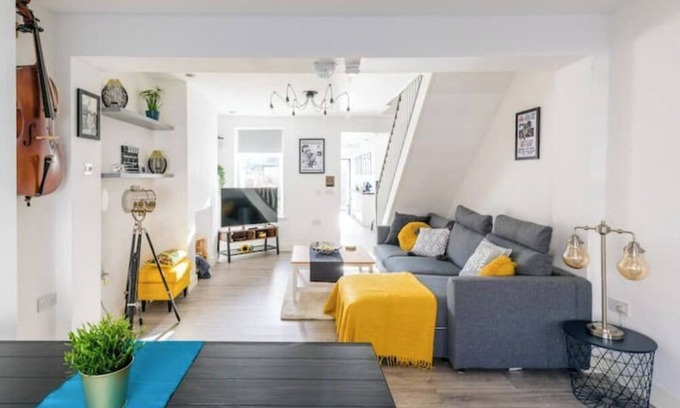 Roath Casa | The Hollywood - Large Beautiful 3 Bedroom House
