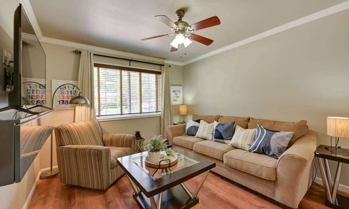 Nacogdoches Apartamento | The Homestead | Luxury-Cozy 2BR Apartments Near SFA & Historic Downtown Nacogdoc