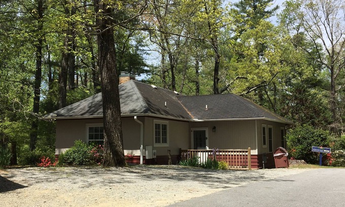 Flat Rock Cabaña | The Honeysuckle Cottage 2 bedroom 2 bath sleeps 5- Located in Flat Rock, NC