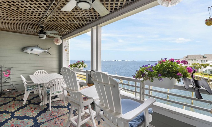 Manteo Condominio | The Hook: Waterfront | Boat Slip | Shared Pool