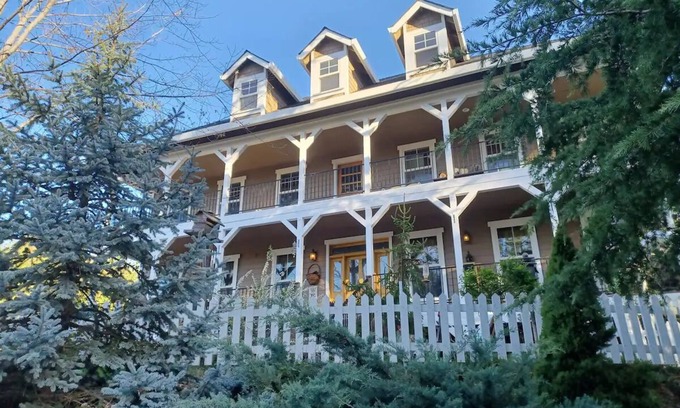 Foresthill Casa | The Hopetoun House: A Colonial-style Country Retreat in Foresthill, CA