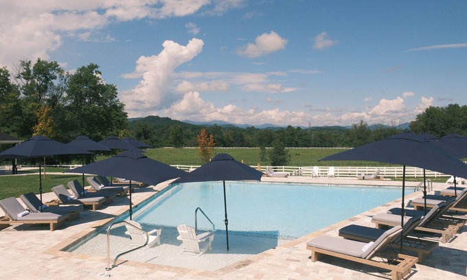 Hendersonville Casa | The Horse Shoe Farm
