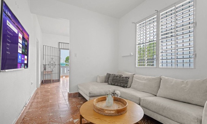 Sagrado Corazon Apartamento | The House of Juliet | Modern Three-Bedroom Getaway