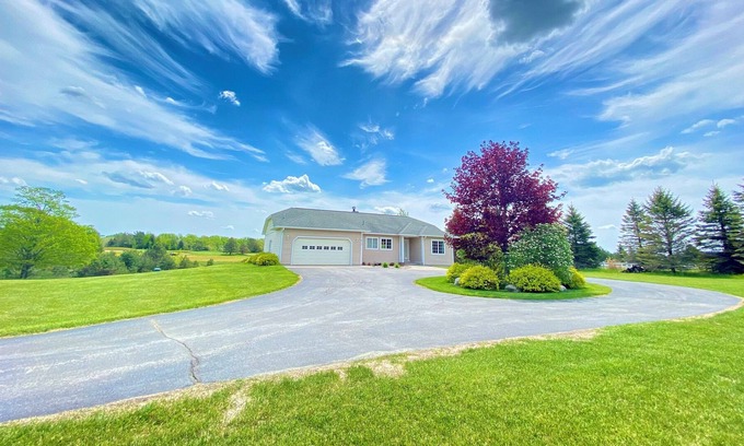 Lake Ann Casa | The House on a Hill at Mistwood- Golf course view, sleeps 14, Lake Ann, MI