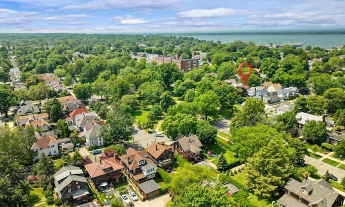 Erie Casa | The House on Park: 4 Bedroom/2 Bath Family-Friendly Home in the heart of Erie!