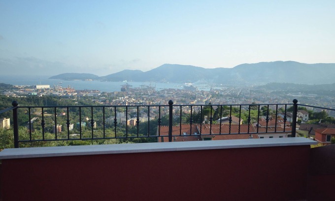 La Spezia Villa | La casa con vistas a Emma es un encantador apartamento con una espléndida vista al mar.
