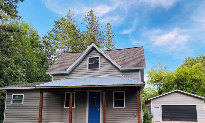 Grand View Casa | The house with the blue door