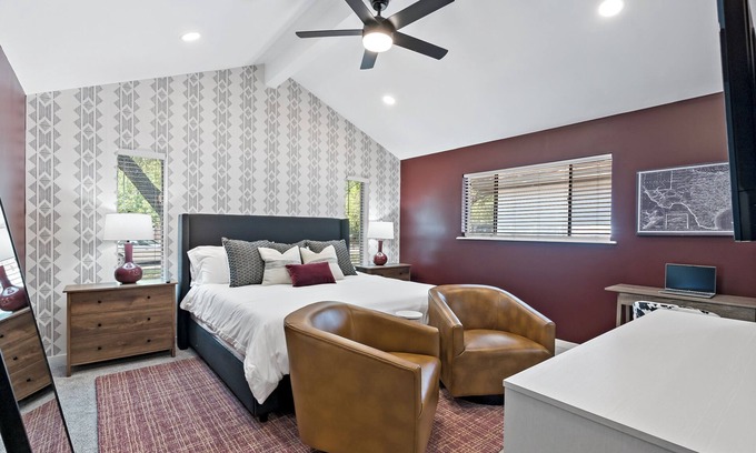 The Knoll Casa | The Howdy Retreat: Large Home Near Texas A&M